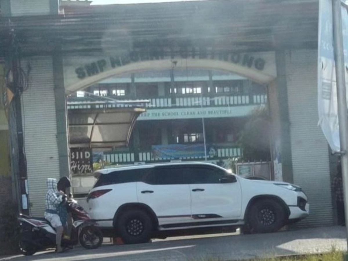 Anak Tak Lulus PPDB, Orang Tua Halangi Gerbang Sekolah Pakai Fortuner, Polisi Turun Tangan