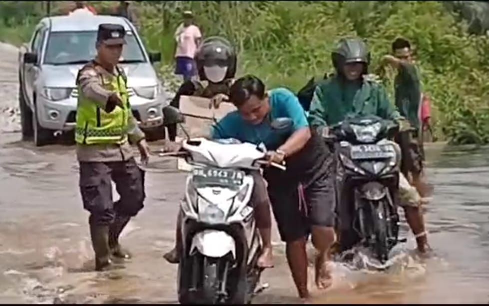 Hujan Deras, Jalan Nyogan Muaro Jambi Terendam Banjir, Warga Minta Pemkab Tinggikan Badan Jalan