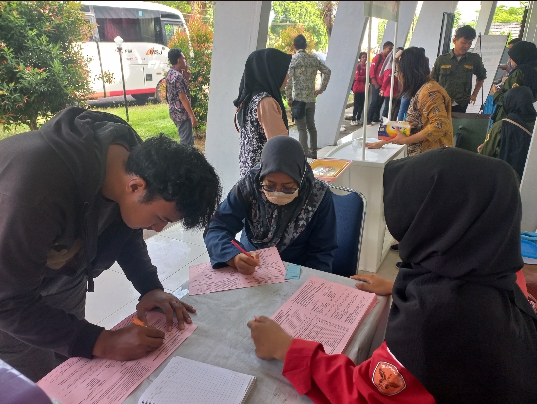 Acara Donor Darah dari KSE Universitas Jambi: Hasil Kolaborasi Bersama STEM Indonesia dan RRI Jambi