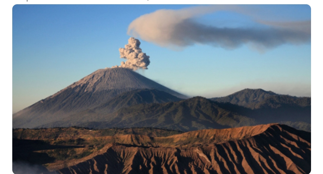 Gunung Semeru Alami 14 Kali Erupsi, Warga Diminta Waspada dan Larang Beraktivitas di Radius Ini