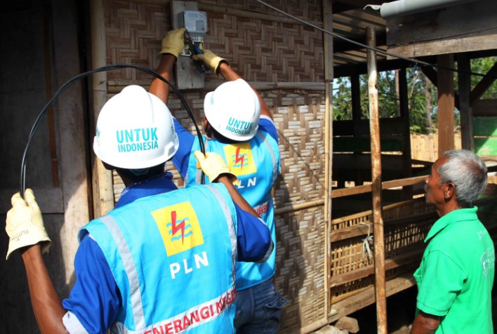 PLN Salurkan Bantuan Penyambungan Listrik Rp 18,6 Miliar untuk Terangi 18.377 Keluarga