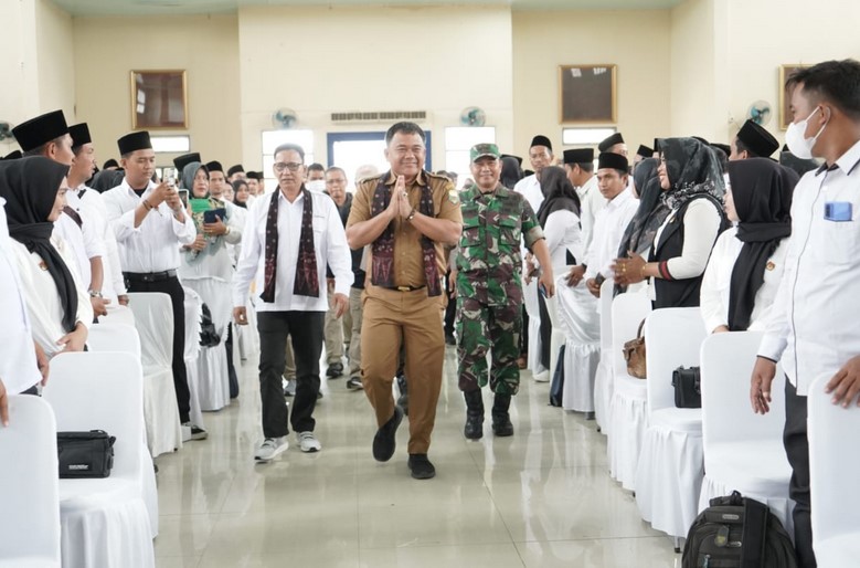 Plh Bupati Budhi Hartono Hadiri Pelantikan Ratusan Anggota PPS Se-kabupaten Muaro Jambi.    