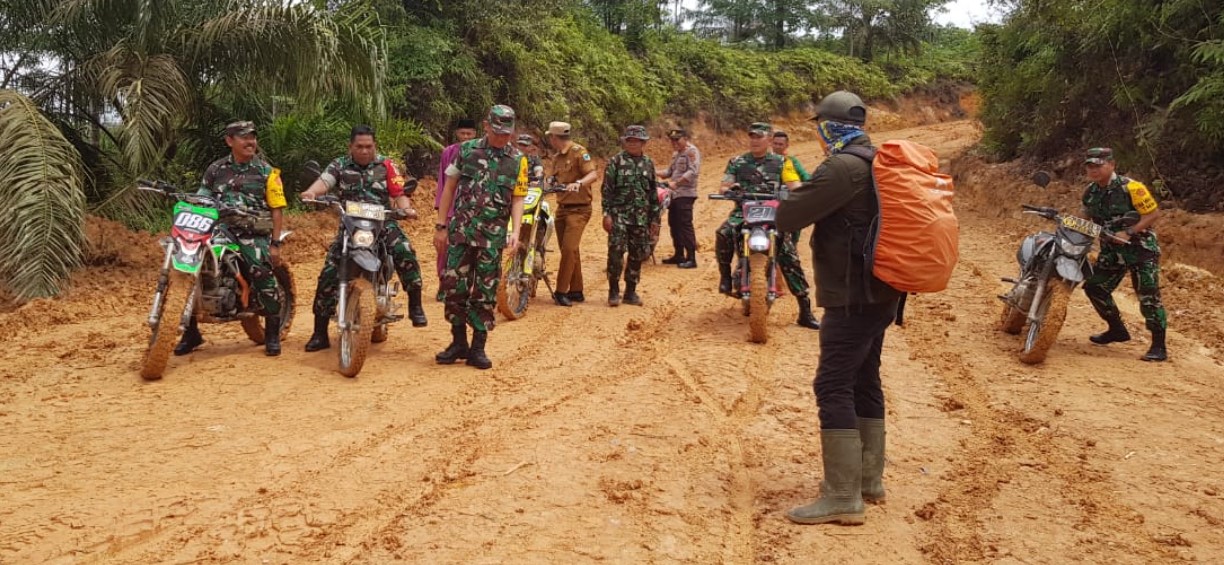 Diguyur Hujan, Tim Wasev Tetap Pantau Jalan TMMD ke-115 Kodim 0415/Jambi