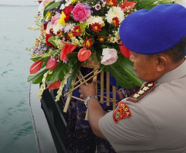 Hari Bhayangkara Ke-78, Polda Bali Gelar Upacara Tabur Bunga di Laut Benoa 