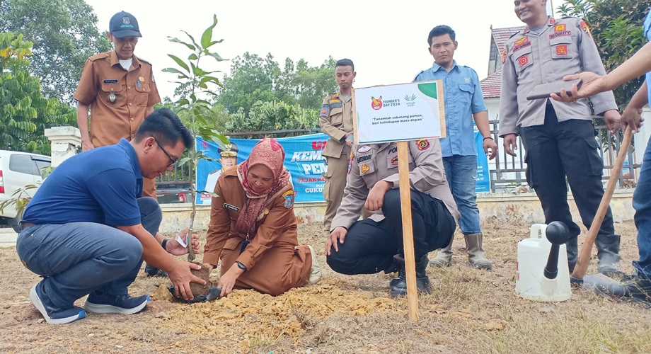 Semarakkan RGE Founder's Day, PT DAS Bakti Sosial Penanaman Bibit Pohon dan Pembersihan Sungai Jambi