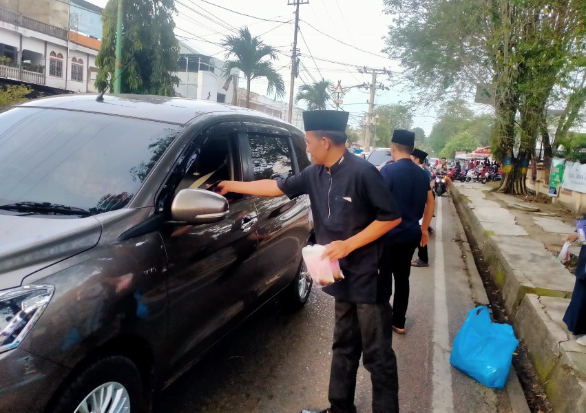 Jalin Silaturahmi, Samsat Bungo Berbagi Takjil dan Ingatkan Pajak Kendaraan Warga