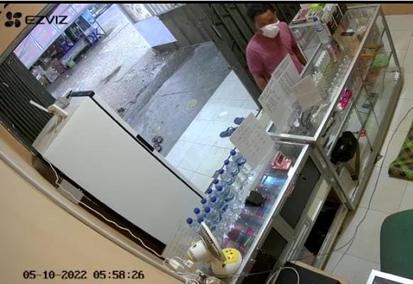 Nekat, Seorang Pria di Sarolangun Curi 2 Handpone Dalam Toko, Aksinya Terekam CCTV