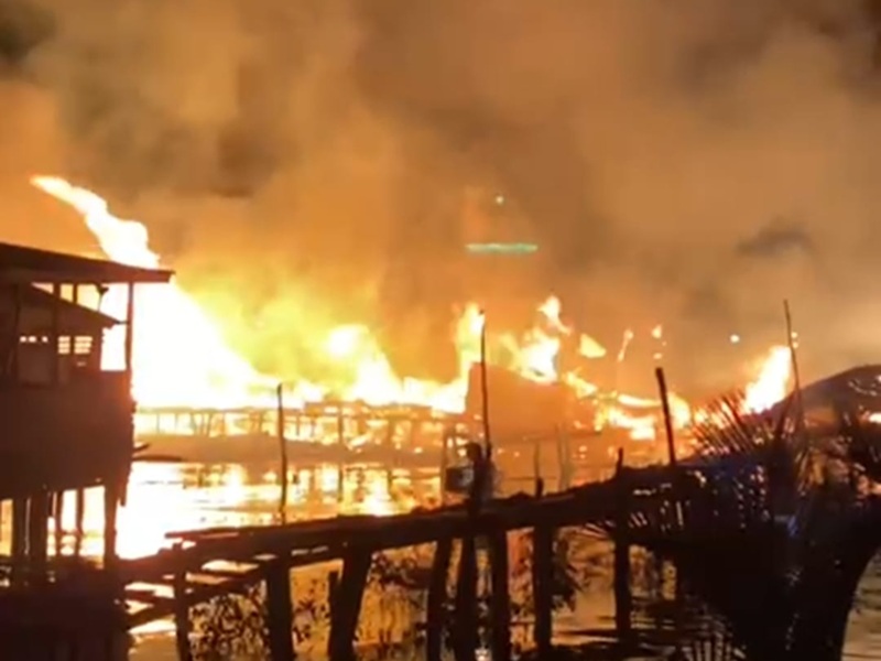 Warga Panik! Kebakaran Hebat Habiskan 8 Bedeng Milik H Zainal di Kampung Nelayan Tanjab Barat