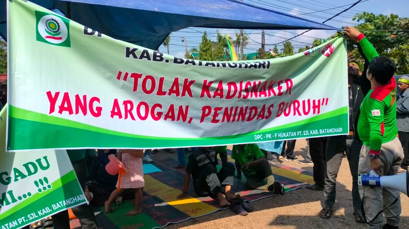 Ratusan Pekerja Bongkar Muat PT SJL Gelar Aksi Protes di Disnaker Batanghari