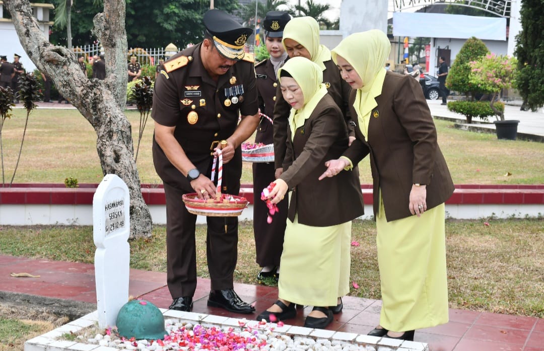 Jelang Hari Lahir Kejaksaan RI ke-81, Kejati Jambi Gelar Ziarah ke Taman Makam Pahlawan