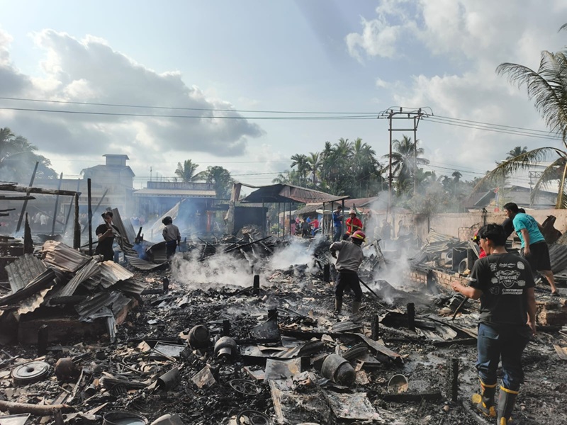 Pagi Mencekam di Sabak Ilir! Api Mengamuk Saat Warga Terlelap, Dua Rumah Kayu Ludes, Lansia Alami Luka Bakar