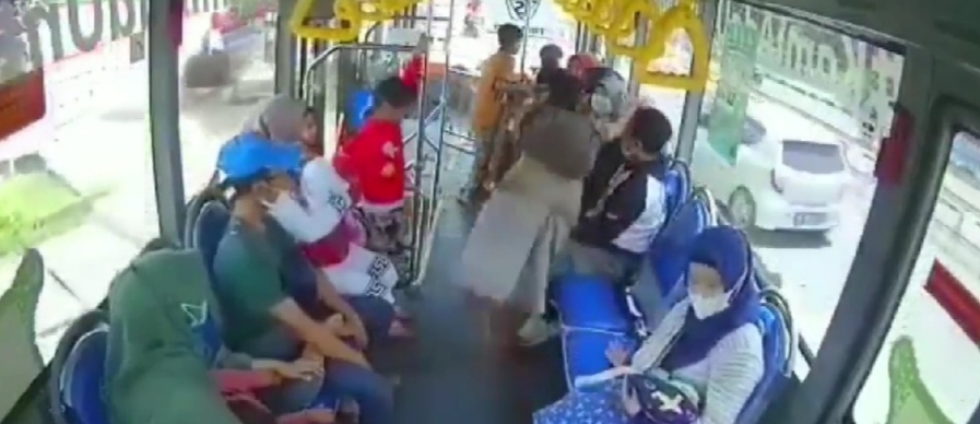 Viral Seorang Pria Memukul Wanita Berhijab di dalam Bus, Ini Penjelasan Polisi