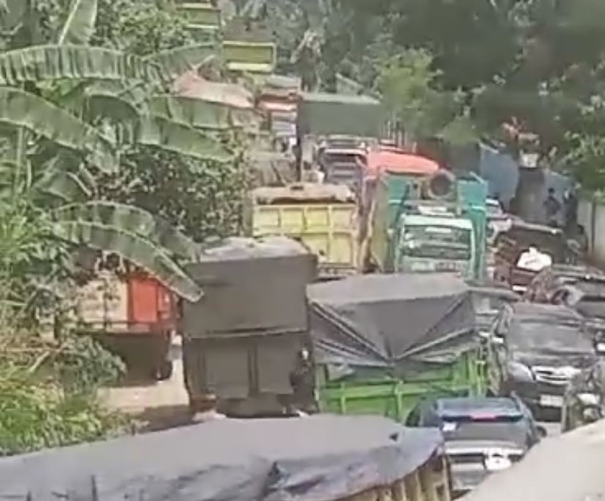 Kacau! Macet Parah di Jalan Nasional Kawasan Kotoboyo Batanghari, Akibat Angkutan Batu Bara