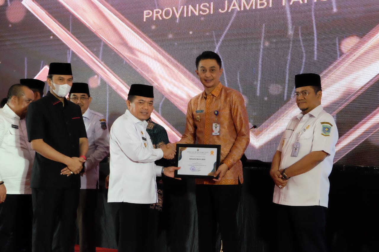 Pj Bupati Muaro Jambi Bachyuni Terima Penghargaan dari Gubernur Jambi di Musrenbang RKPD Provinsi Jambi