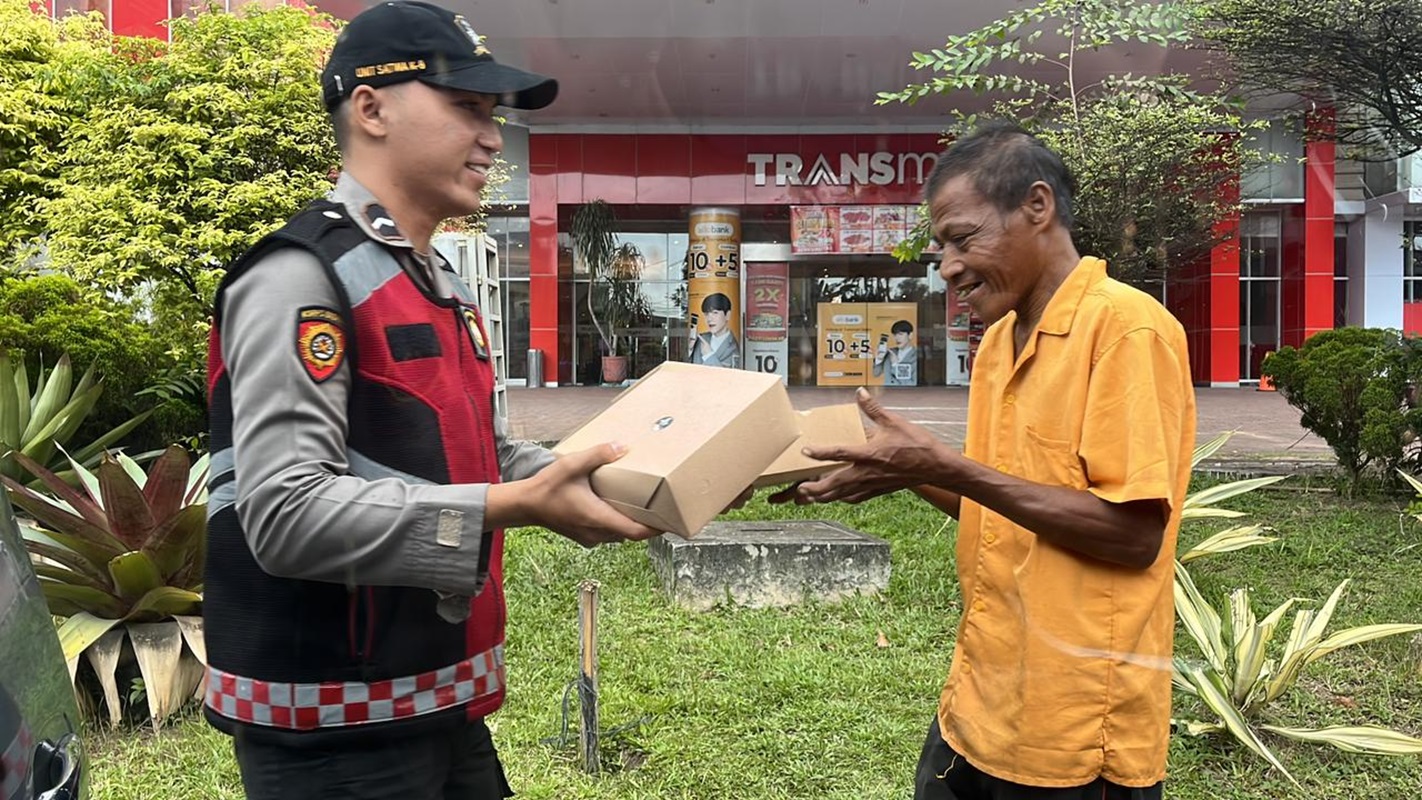 Jumat Berbagi, Polda Jambi Bagi-bagi Makan Siang Gratis untuk Warga