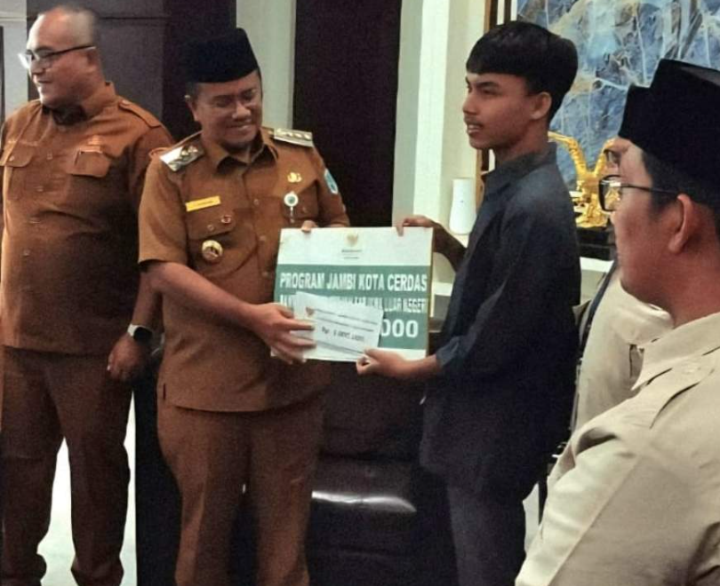 Maulana Salurkan Bantuan Masjid dan Beasiswa ke Mesir: Wujud Nyata Visi Kota Jambi Bahagia