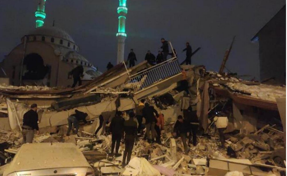 Akibat Gempa Turki, Ratusan Bangunan Hancur dan Ribuan Orang Masih Terkubur, 3 WNI Jadi Korban