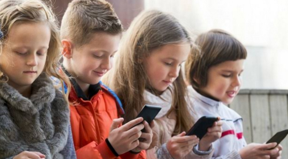 Waspada..!! Ini Ciri Anak Kecanduan Handphone dan Cara Mengatasinya