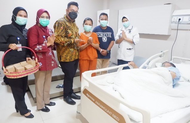 Siloam Hospitals Jambi memberi Gift Kepada Pasien Yang Merayakan Natal