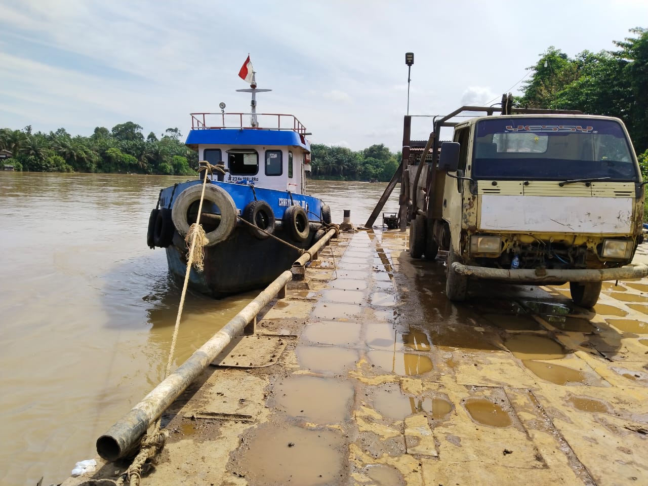 4 Truk Bermuatan Sawit Tenggelam di Sungai Batang Tebo, 1 Orang Hilang