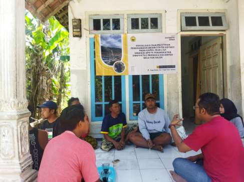 Tim Valteroos Universitas Jember dan Nelayan di Puger Sosialisasi Pelatihan Penggunaan Mesin Stater Rotary