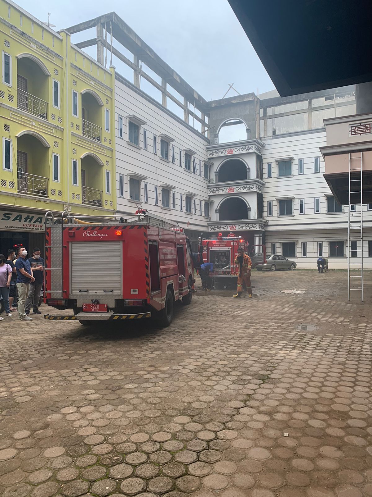 BREAKING NEWS: Hotel Kosong di Belakang Saimen Pasar Jambi Terbakar
