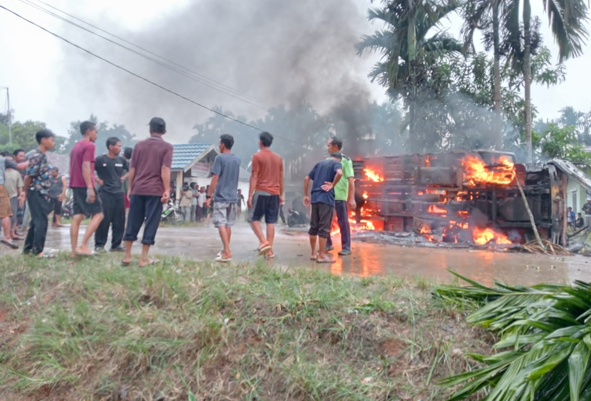 BREAKING NEWS: Siswa SD Tewas Ditabrak Truk di Tanjab Timur, Warga Bakar Mobil