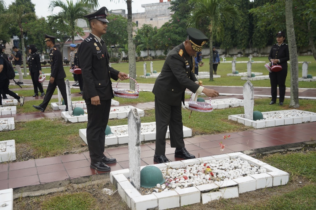 Danrem 042/Gapu Ziarah ke TMP Satria Bhakti Peringati Hari Pahlawan 2025