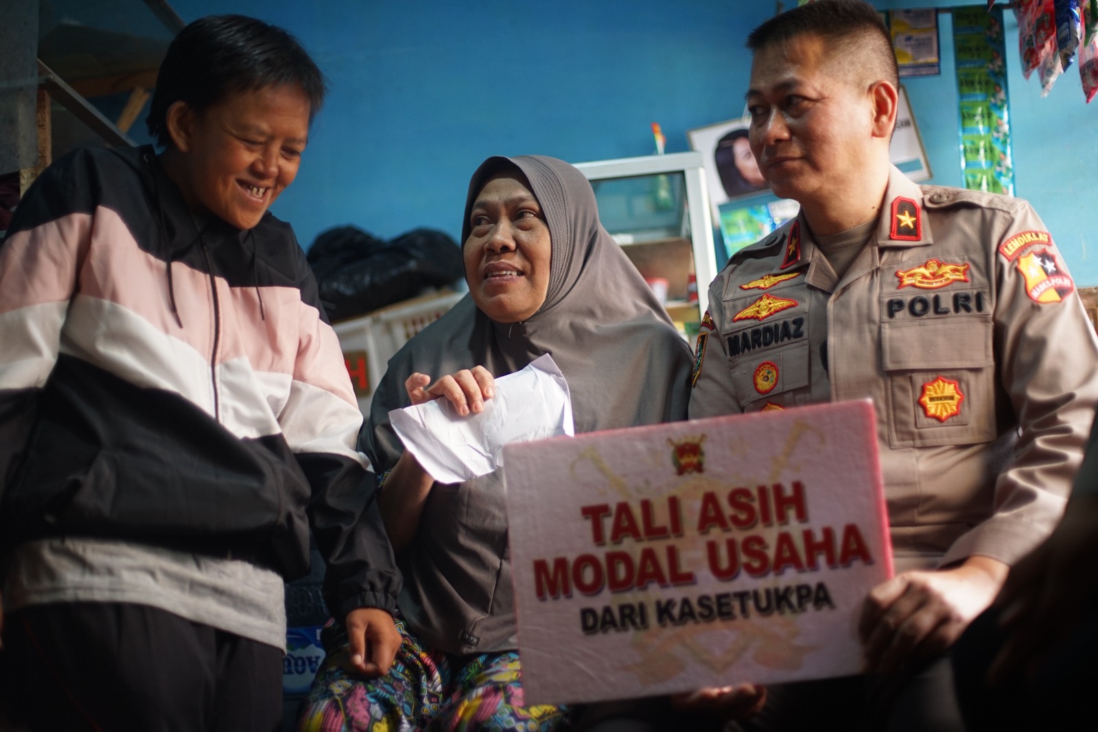 Dapat Kejutan Pulang Kampung dan Modal Usaha, Pemulung di Sukabumi Menangis di Pelukan Jenderal Polisi 