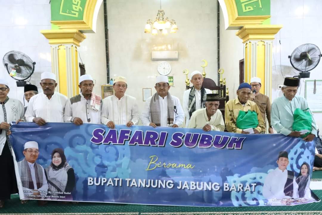 Bupati Tanjabbar Laksanakan Safari Subuh di Masjid Al-Falah Tungkal Harapan