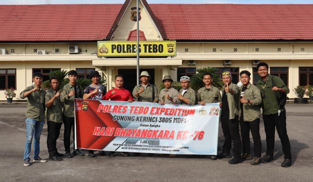 HUT Bhayangkara ke-76, Personel Polres Tebo Lakukan Pendakian Gunung Kerinci
