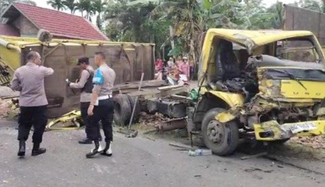 Diduga Mengantuk, Truk Batu Bara Hantam Fuso di Kabupaten Batanghari, 1 Orang Luka-luka