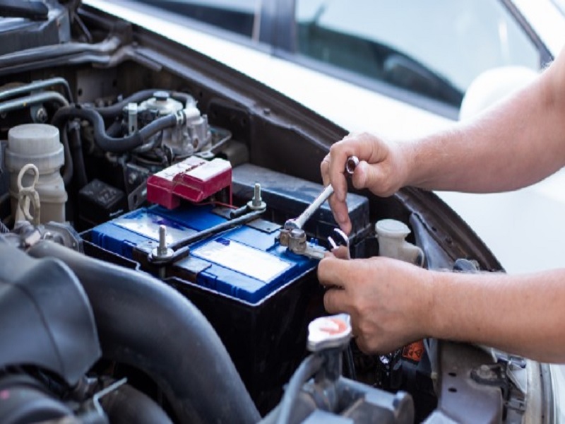 Berapa Umur Ideal Aki Mobil? Cara Cek Voltase Mandiri Agar Tak Mogok di Rest Area Tengah Malam
