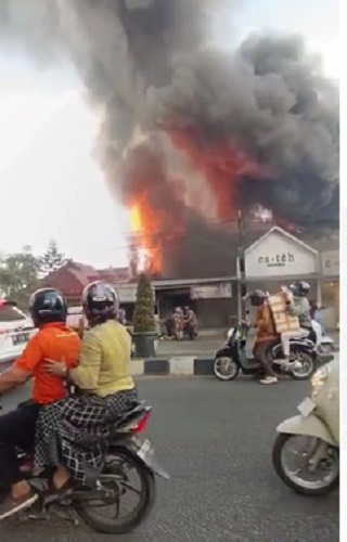 Kebakaran di Kota Jambi, 8 Tempat Usaha Terbakar, Salah Satunya Es Teh Indonesia