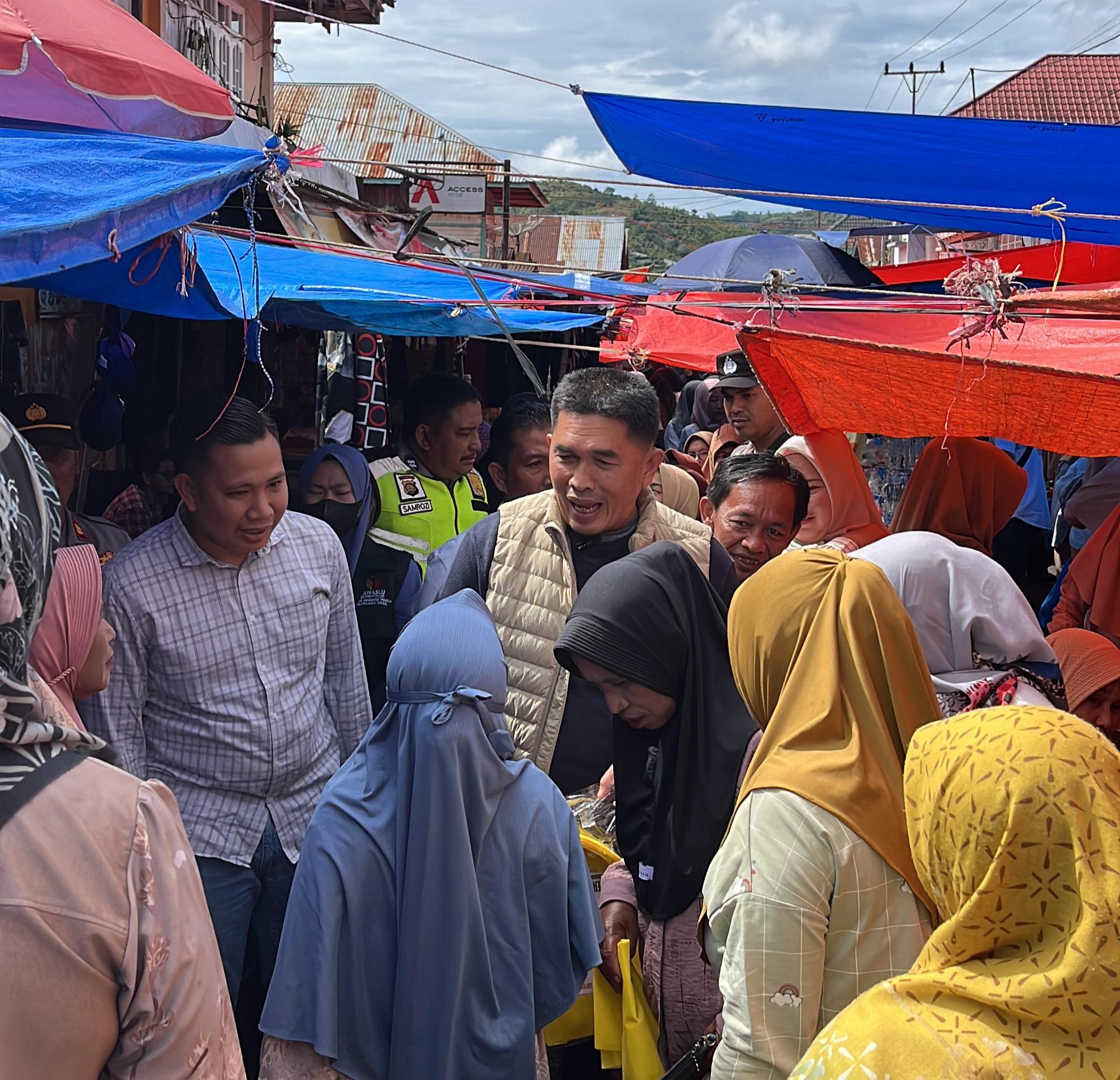 Blusukan Pasar Sungai Tanduk, Deri Mulyadi: Saya Juga Orang Kayu Aro