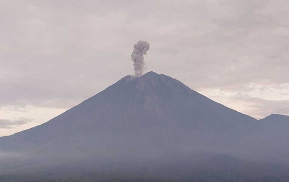 Erupsi Gunung Semeru Capai 400 Meter, Warga Diminta Jauhi Jalur Lahar