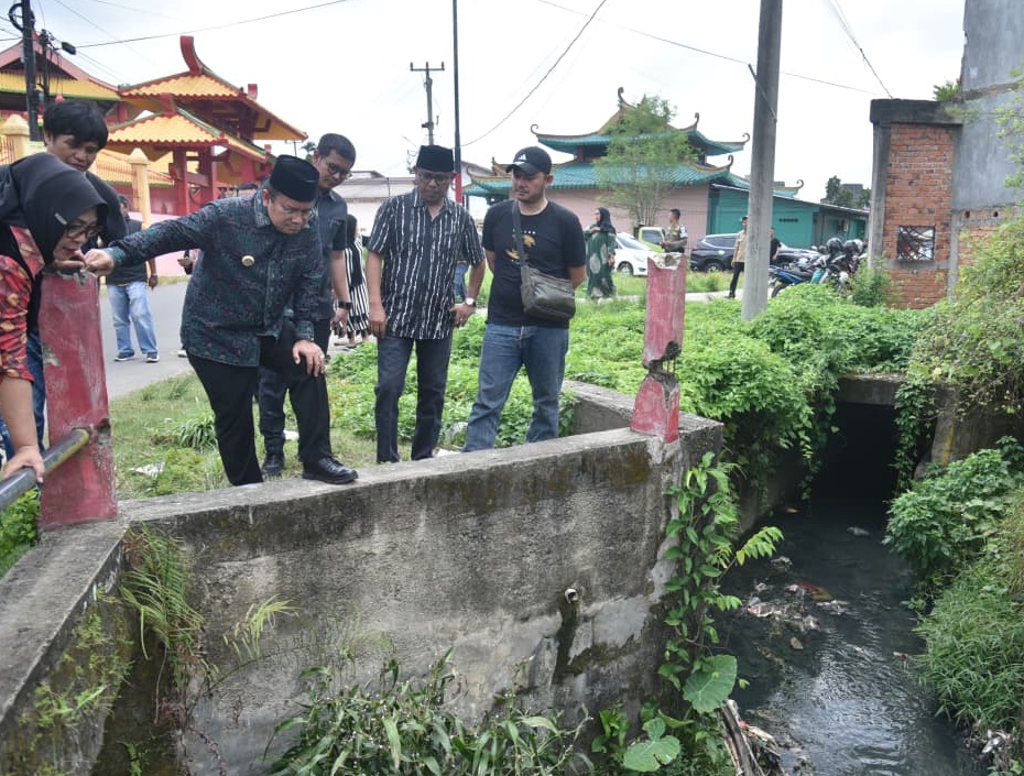 Antisipasi Banjir, Wali Kota Jambi Cek Drainase dan TPS di RT 21 Cempaka Putih