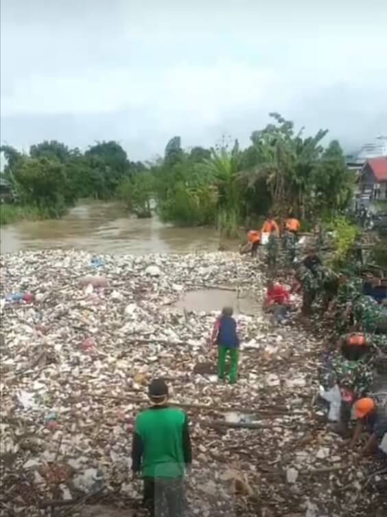 Waduh, Sungai Batang Merao Kerinci Dipenuhi Sampah