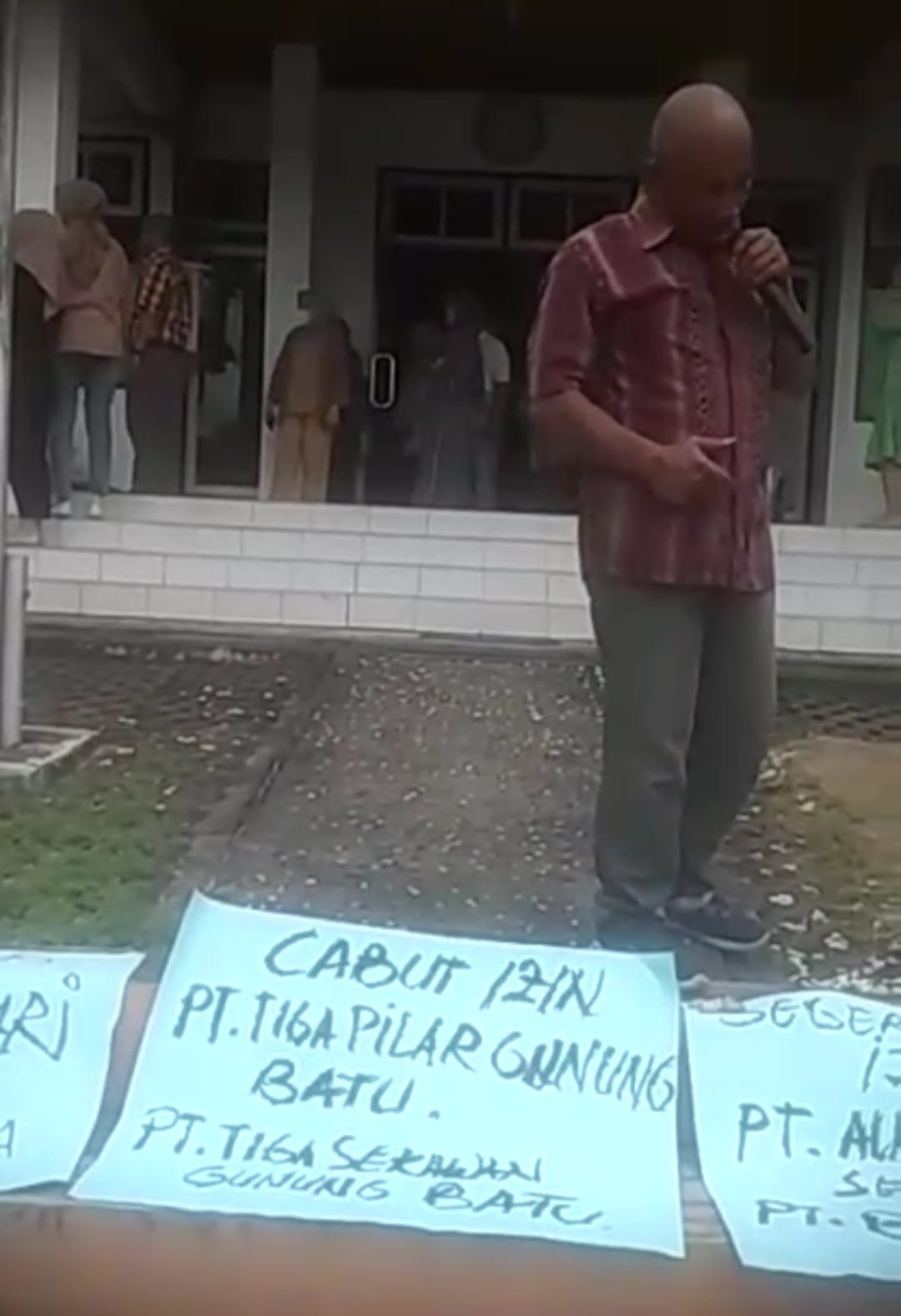 Aksi di ESDM Provinsi, Warga Minta Cabut Izin Perusahaan Mubarok Group