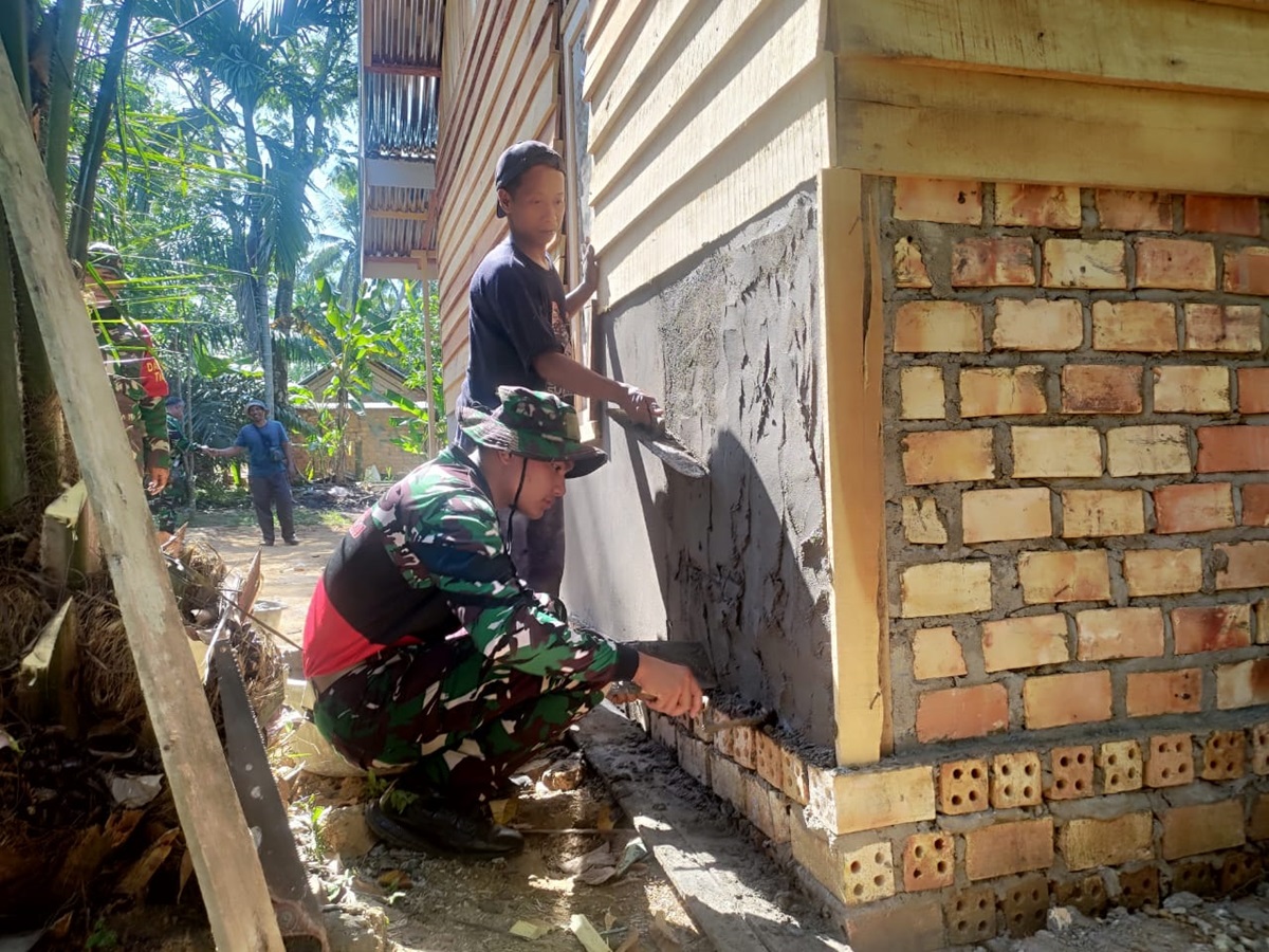 Satgas TMMD Kodim 0415/Jambi Kebut Pembangunan Rumah Nenek Waini di Desa Suka Maju, Muaro Jambi