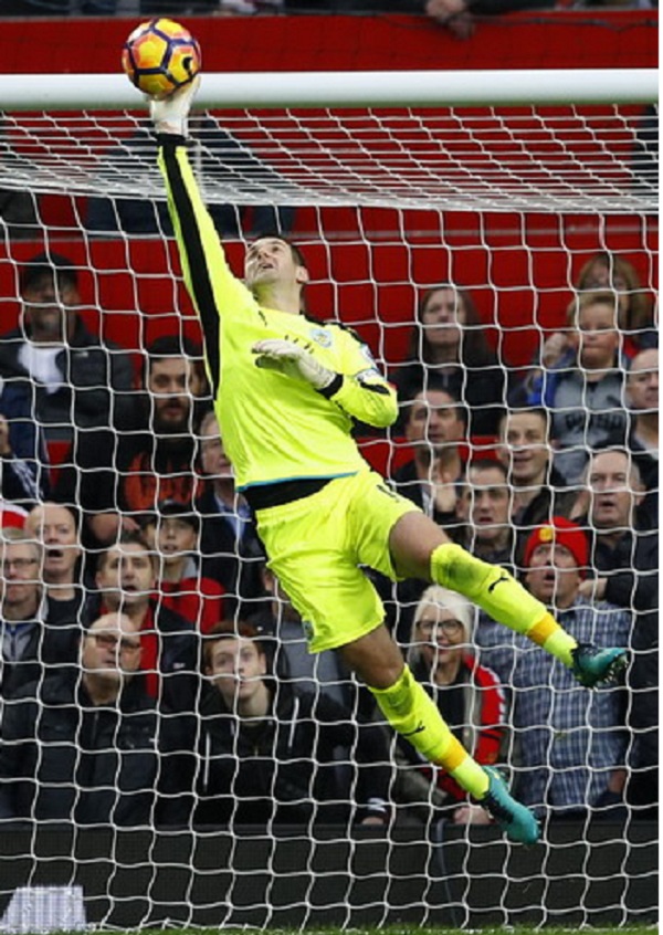 Kiper Senior Tom Heaton Resmi Bertahan di Old Trafford Hingga 2027