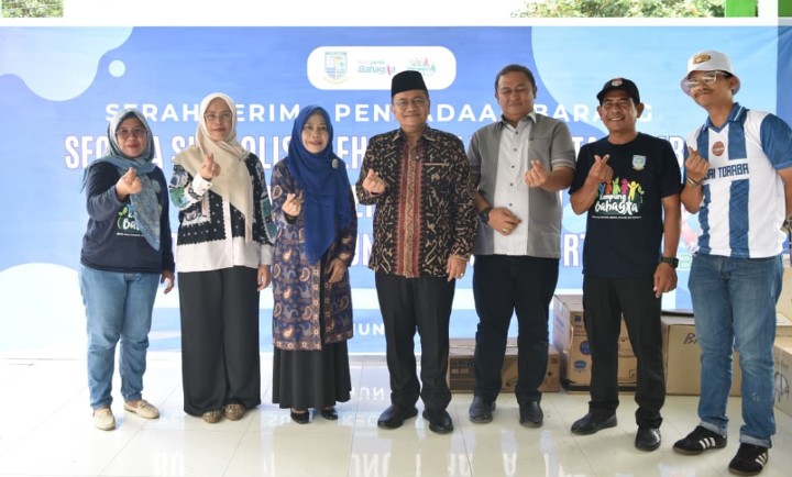 Program 'Kampung Bahagia' Terus Gulirkan Manfaat, Wali Kota Maulana Serahkan Bantuan Kesehatan dan Sosial 