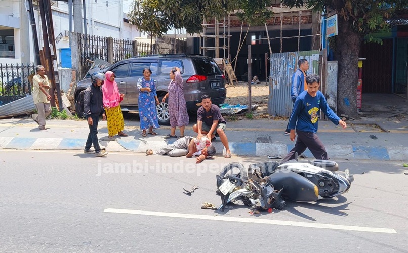 BREAKING NEWS: Sopir Tak Sadarkan Diri, Pajero Sport Hantam Median Jalan dan 1 Sepeda Motor di Kota Jambi