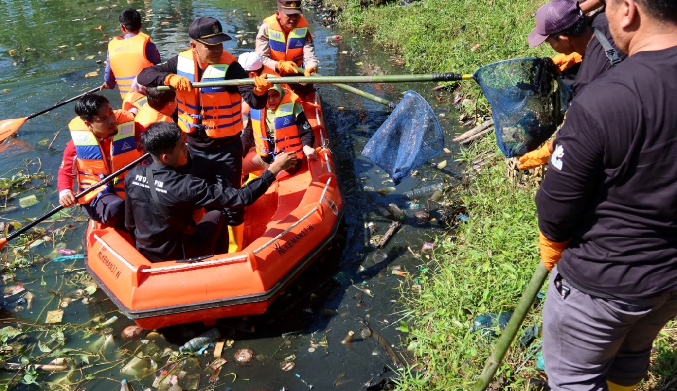 PLN Gelar Employee Green Involvement di Sungai Kelekar, Berhasil Kumpulkan 5 Ton Sampah Organik dan Anorganik