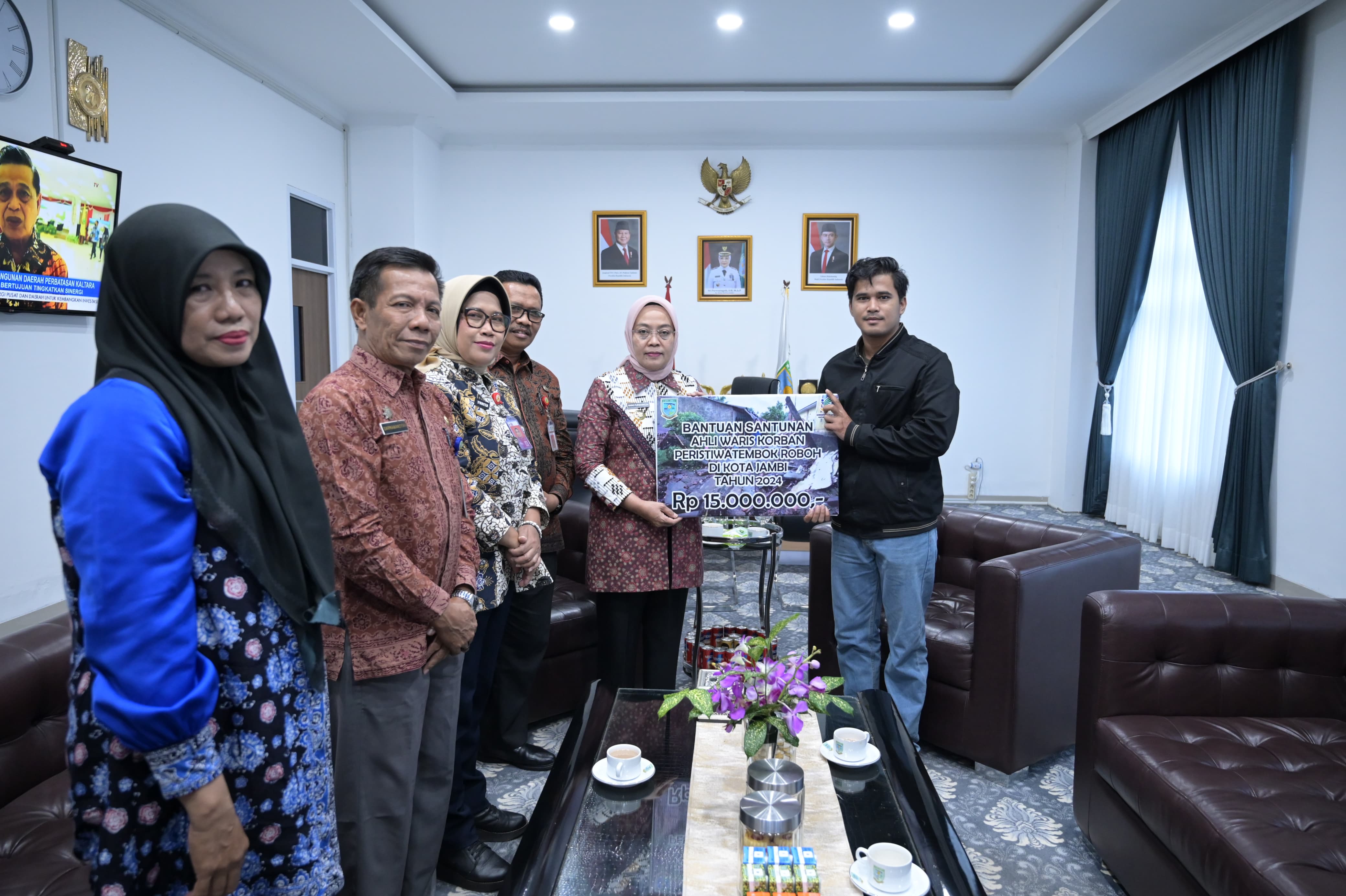 Pj Wali Kota Salurkan Bantuan Duka Kemensos Untuk Keluarga Korban Runtuhnya Tembok SMKN 1 Kota Jambi