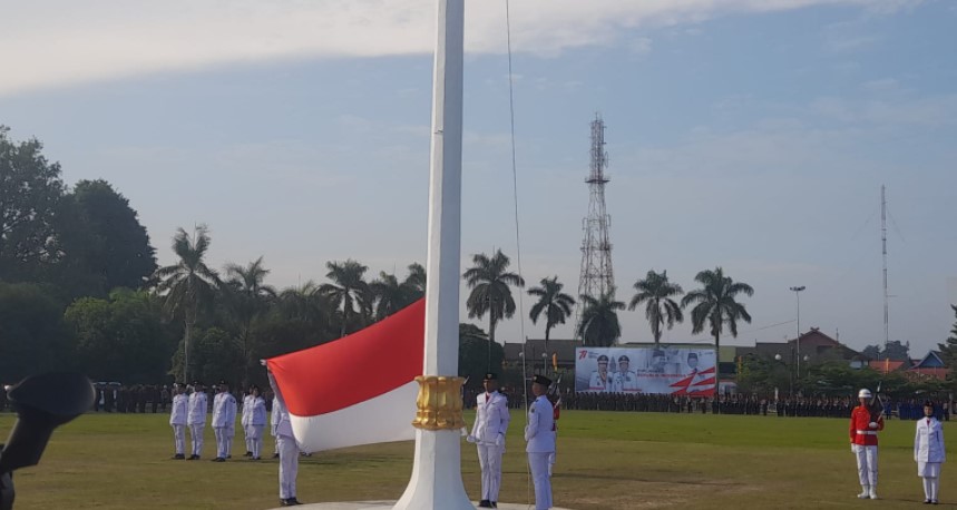 Upacara Pengibaran Bendera Merah Putih di Lapangan Kantor Gubernur Jambi Sukses