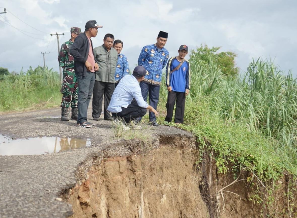 Hujan Deras, Jalan Longsor di Desa Dusun Mudo, Pj Bupati Muaro Jambi Raden Najmi Turun Ke Lokasi