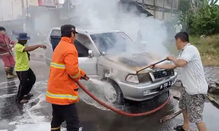 Waduh! Mobil Kijang LGX Kebakaran di Lorong Ibrahim Kota Jambi, Ini Penyebabnya