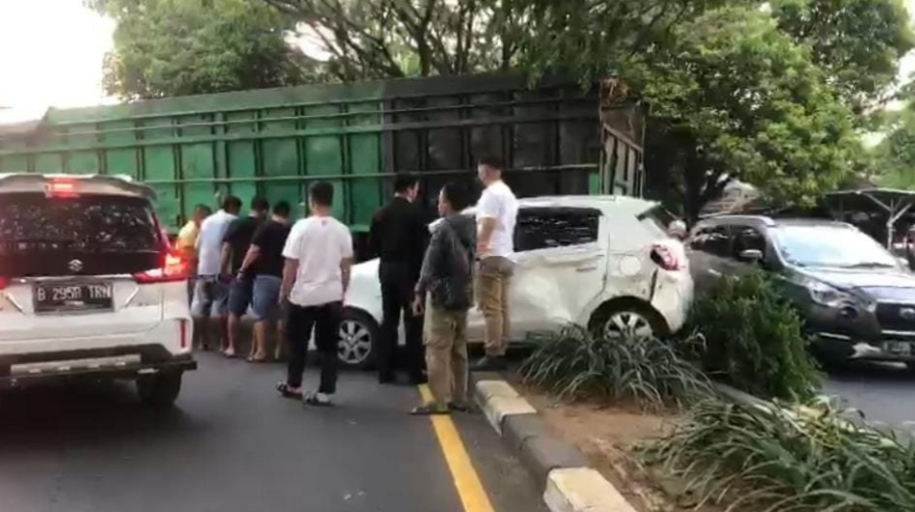 Rem Blong, Truk Hantam Dua Mobil yang  Parkir 