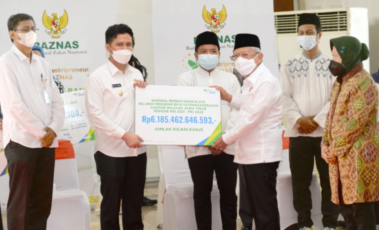 Wapres Serahkan Program dan Beasiswa BPJS Ketenagakerjaan senilai 2,2 Miliar Kepada Pekerja dan Keluarganya